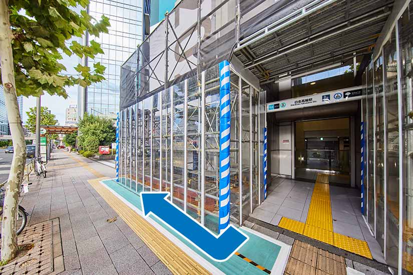 １番出口を出て右に曲がります。（外側から見た様子）