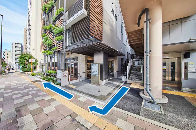 歩道橋を降りたら右に曲がります。