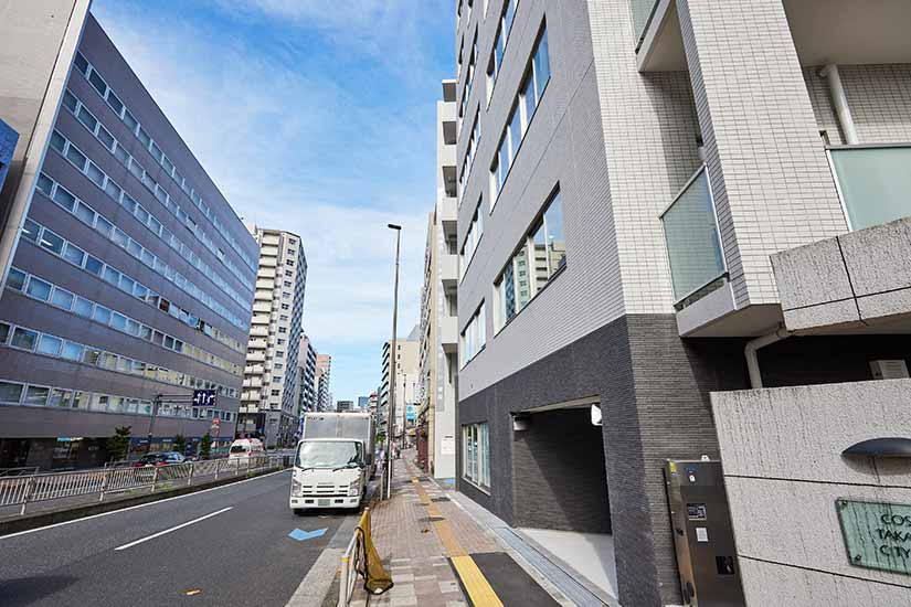歩道橋から100m程進んだ先の、右側の看板が目印です。当クリニックは５階です。
